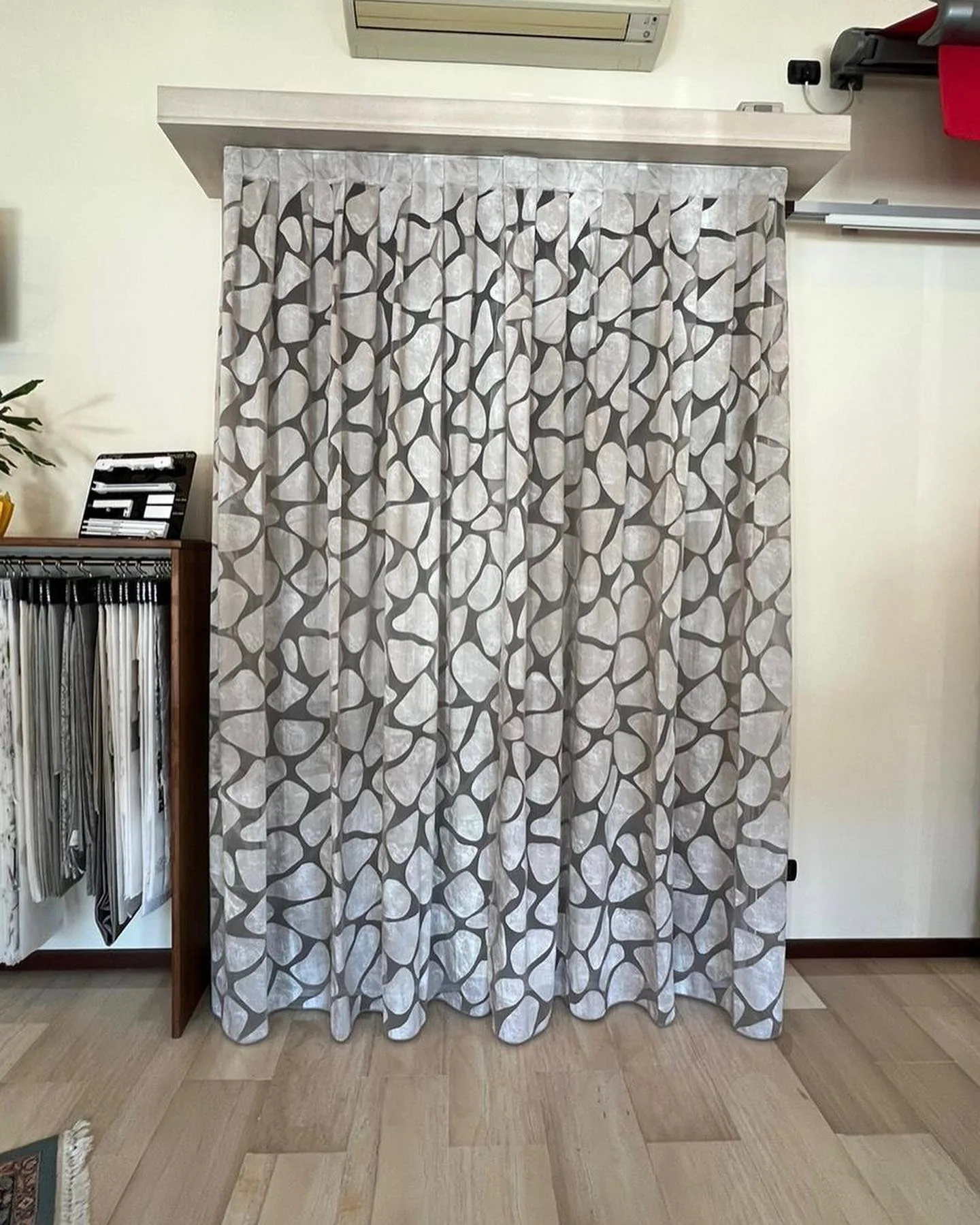 Showroom Burgio Tende con campionario di tessuti e tenda esposta