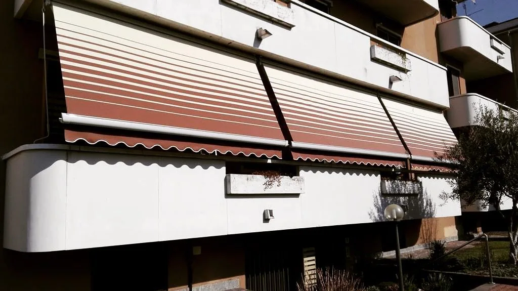 Tenda da sole cassonata su balcone di palazzina residenziale