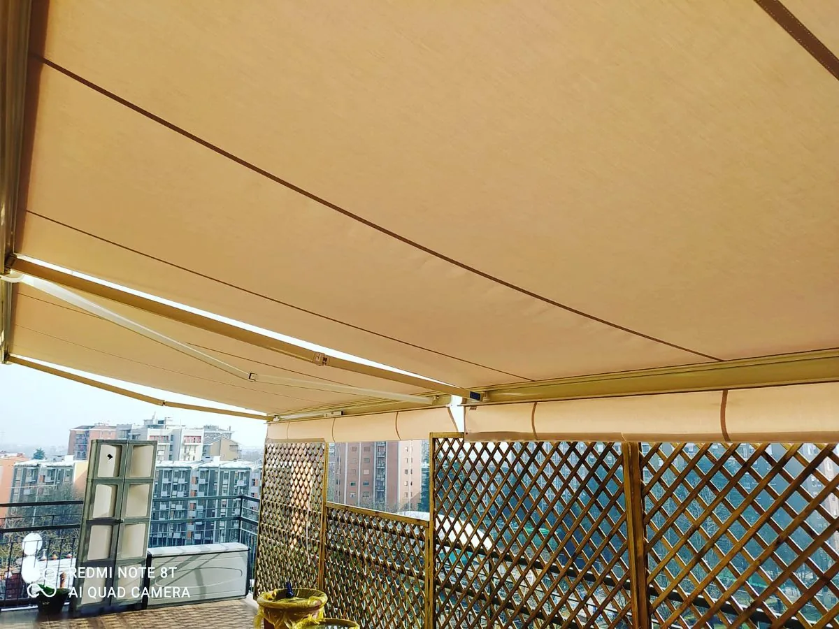 Tenda da sole cassonata installata su terrazzo di un appartamento