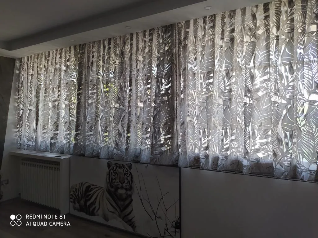 Tendaggio interno in tessuto stampato lungo la parete finestrata