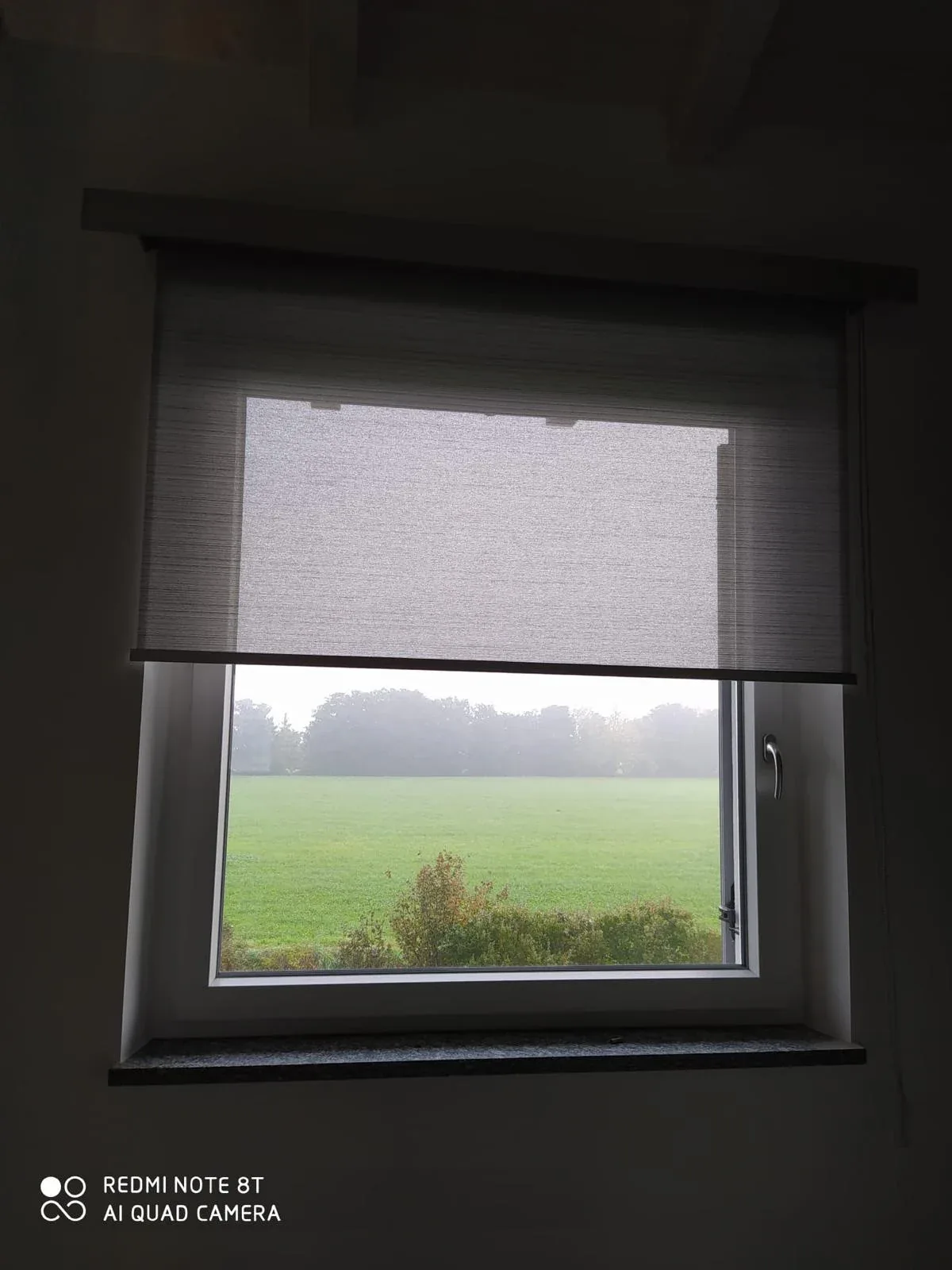 Tenda a rullo filtrante su finestra di un ambiente moderno