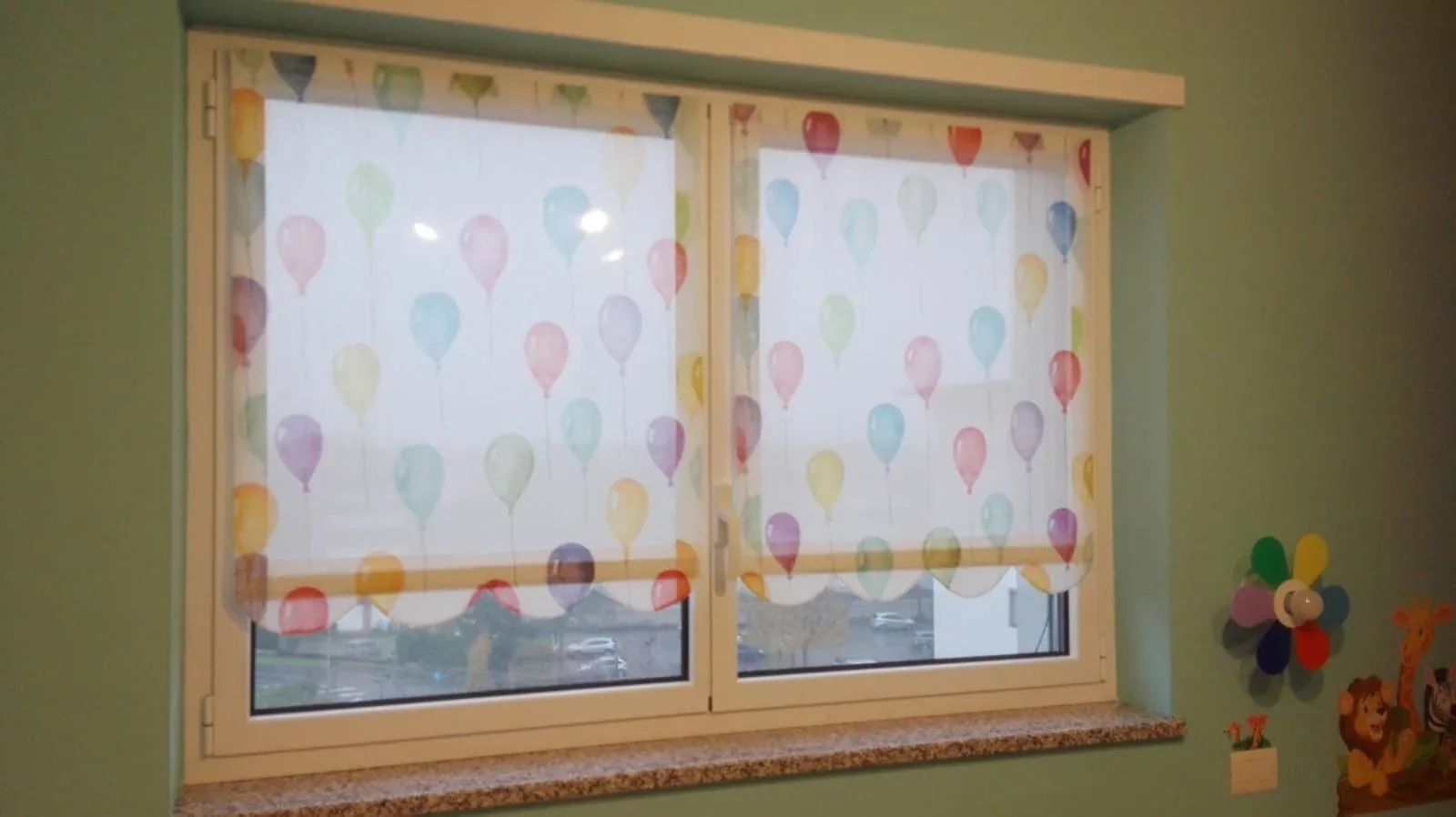Tenda da interno decorata su finestra di una cameretta