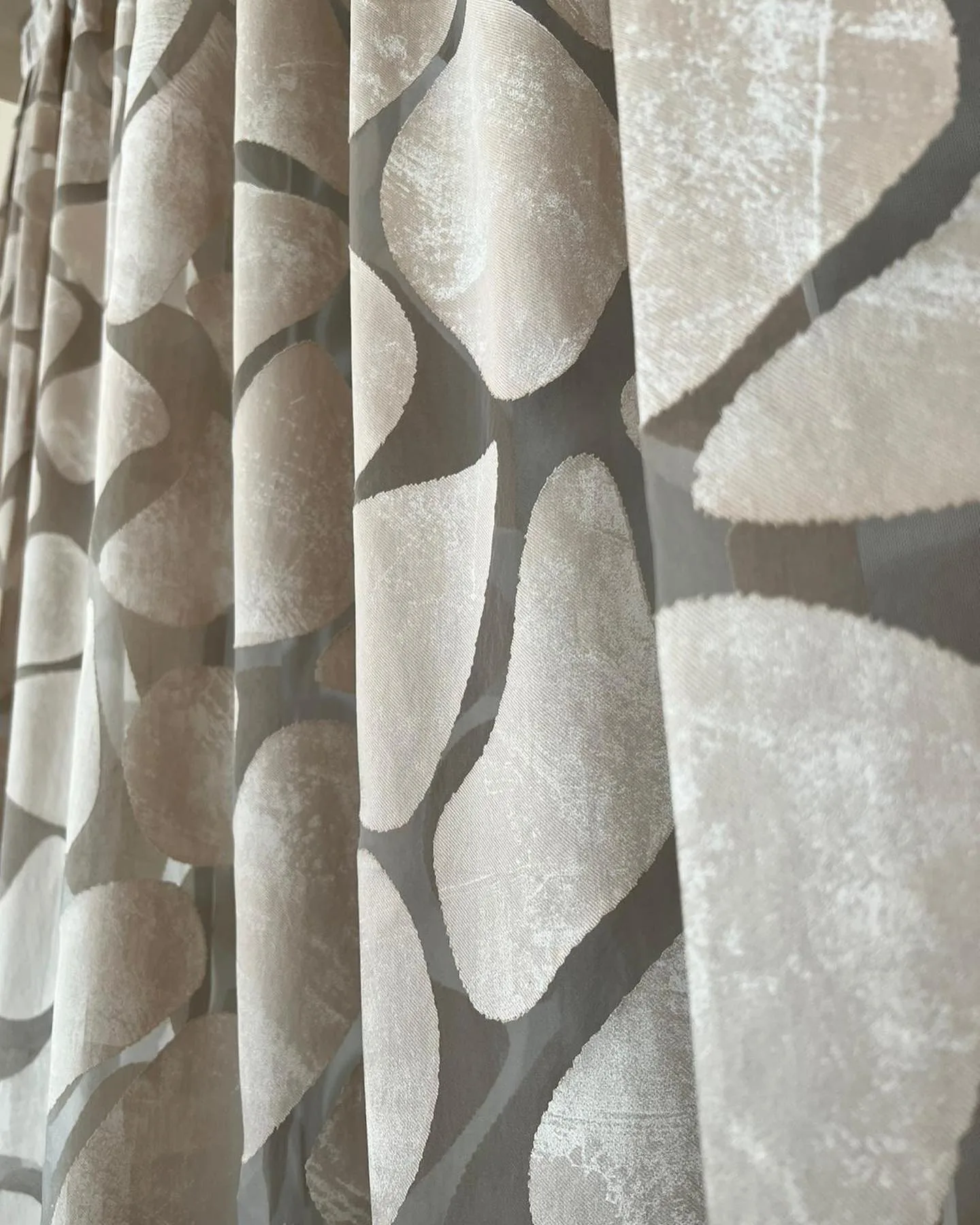 Dettaglio del tessuto decorativo di una tenda da interno