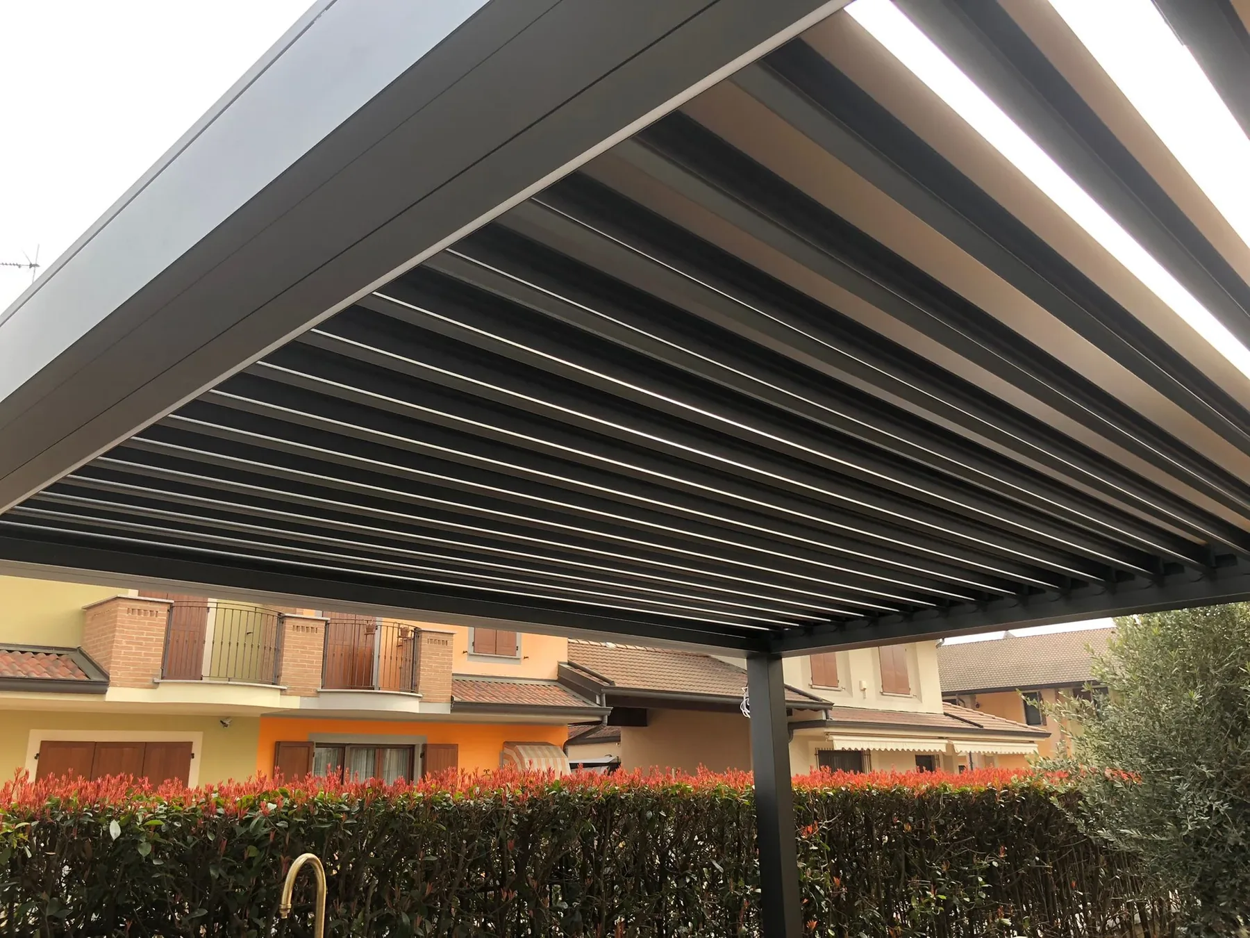 Pergola bioclimatica con lame orientabili in alluminio vista dal basso