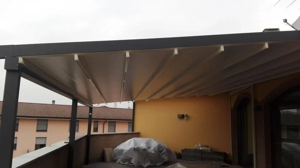 Pergola con copertura retrattile installata su terrazzo