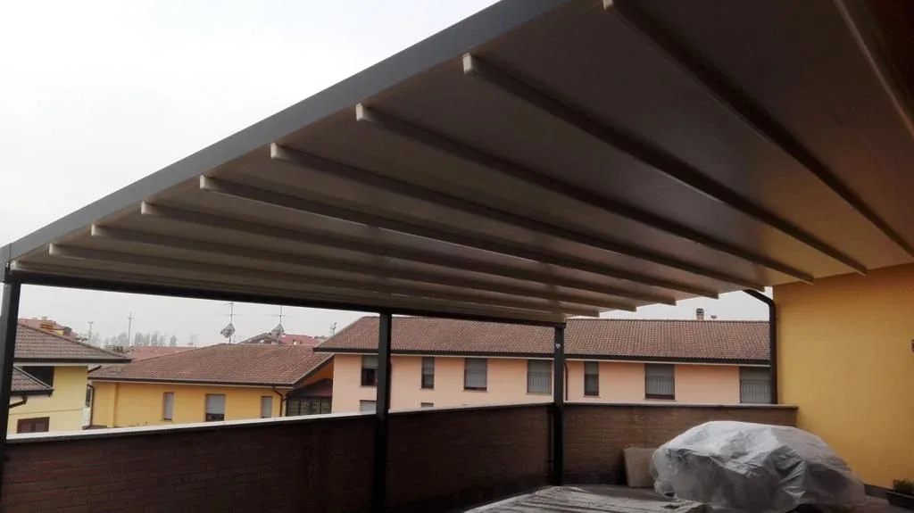 Pergola su terrazzo con struttura in alluminio e copertura tessile